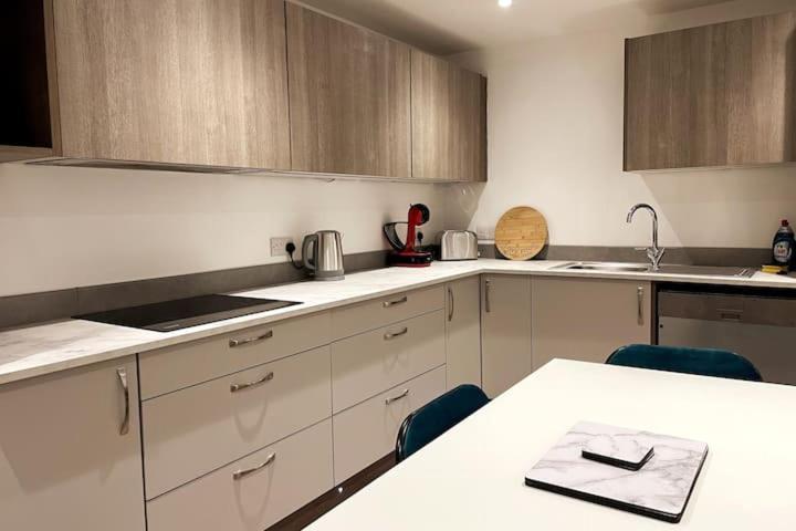 Lovely 3 Bedroom Apartment With Private Garden In Edinburgh City Centre Exterior photo