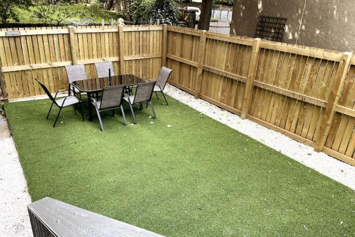 Lovely 3 Bedroom Apartment With Private Garden In Edinburgh City Centre Exterior photo